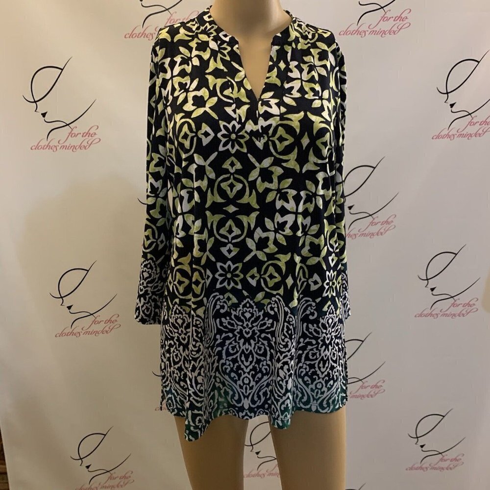 SUSAN GRAVER. Size XXS-S. V-neck. Pullover. Flared 3/4 Sleeve. Border. B102